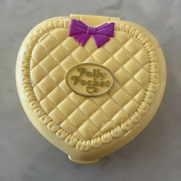 polly pocket Other - VINTAGE 1994 BLUEBIRD POLLY POCKET STROLLIN' BABY PLAYSET YELLOW HEART COMPACT